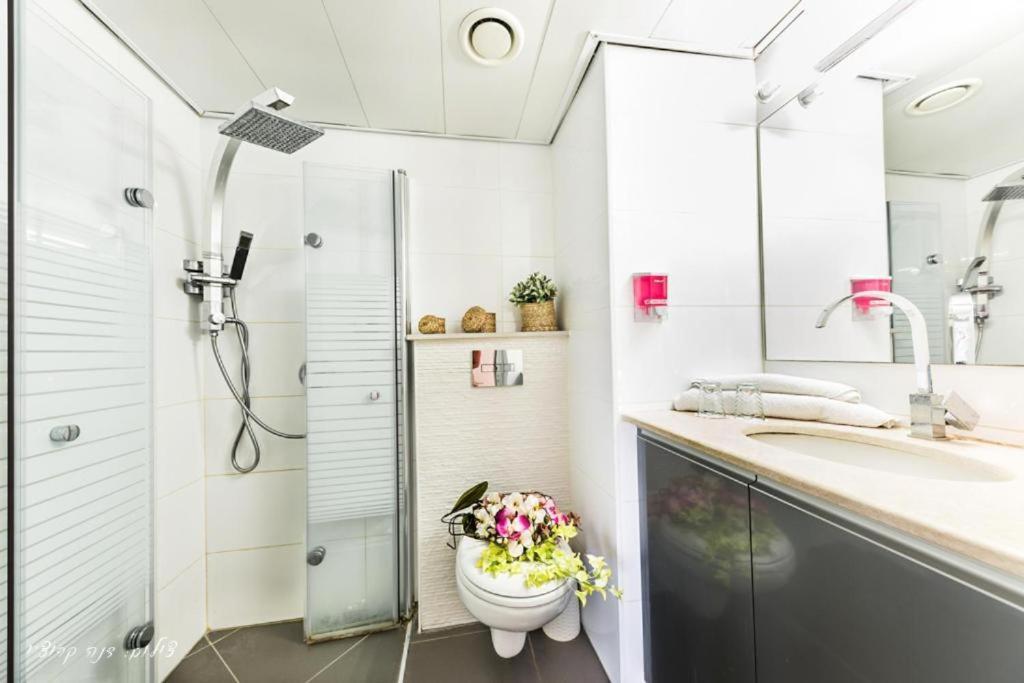 Luxury Apartment On The Lake Тиберия Екстериор снимка